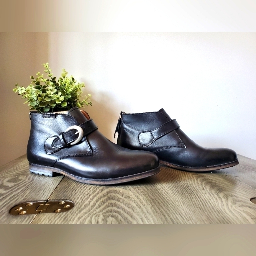 AIGLE  short black leather booties. Size US 5.5